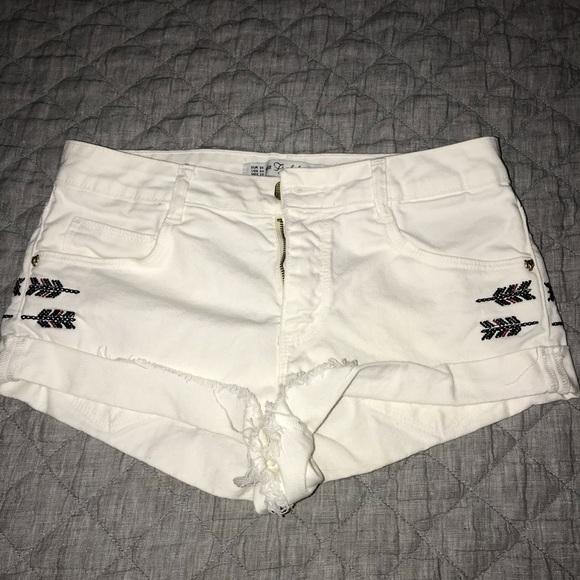 Zara Pants - 🌻White short shorts with design on each side🌻